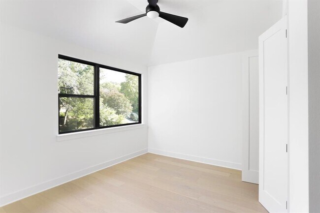 Building Photo - 3204 Westhill Dr