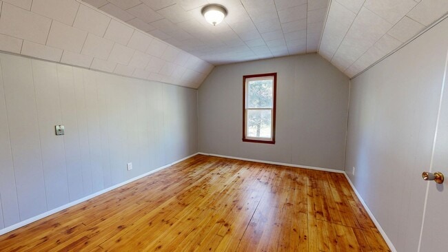 Building Photo - 3- Bedroom, 1- Bath Home with a 2 Car Gara...