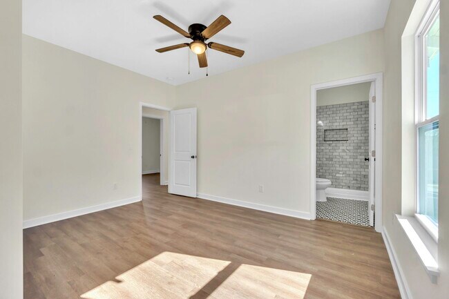 Building Photo - 304 E Hampton Ave