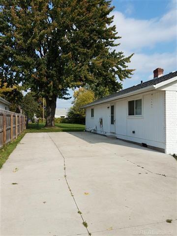 Building Photo - 3 Bedroom Ranch with Updated Kitchen, Appl...