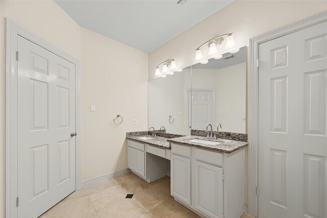 Building Photo - 14135 Swallowfield Dr