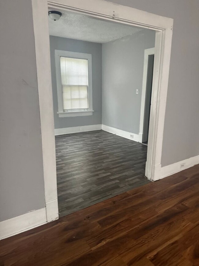 Building Photo - 3 bedroom 1 bath close to Mercer University!