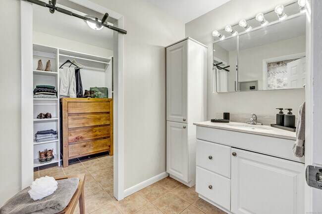 Building Photo - 170 Forest St