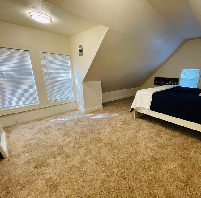 Building Photo - 17 Arch St