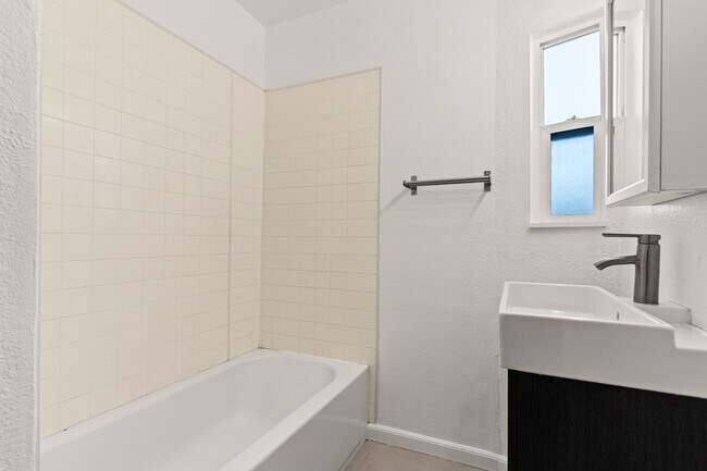 Building Photo - Fully Renovated 2-Bedroom in West Oakland ...