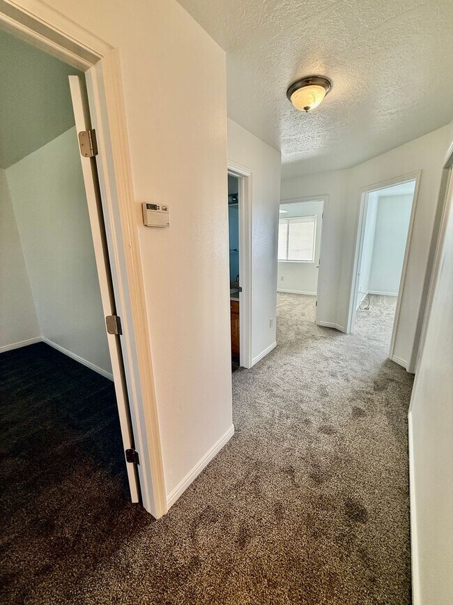 Building Photo - 3 Bedroom/ 2.5 Bath Townhome in Hawk Hollow