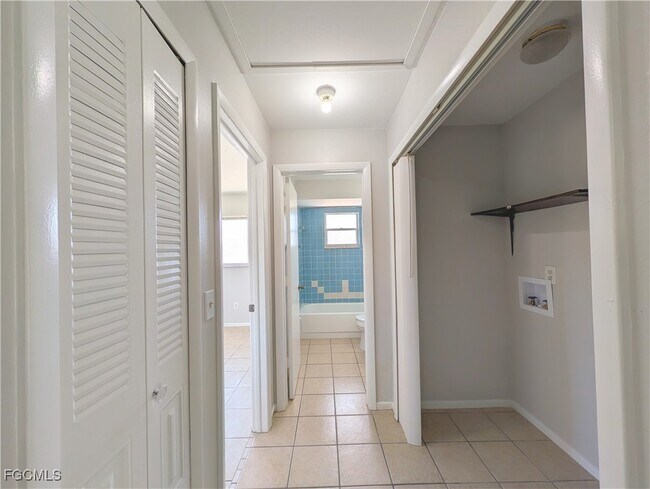 Building Photo - 427 NE Pine Island Ln