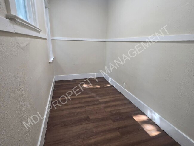 Building Photo - 2120 Stark St