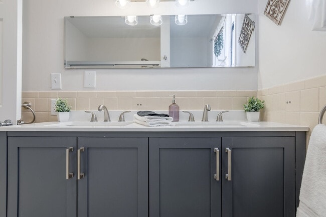 Building Photo - 5601 N Northwood Rd