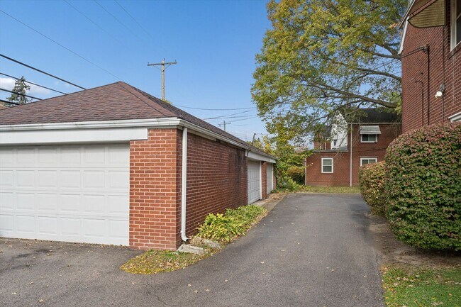 Building Photo - 2127 Collinway St