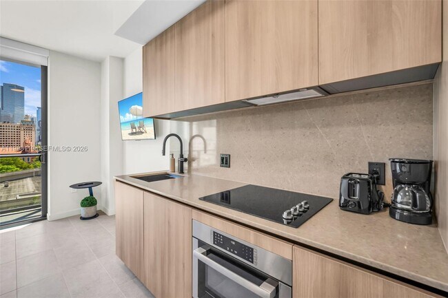 Building Photo - 121 NE 5th St