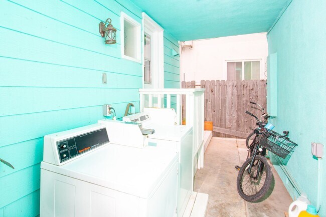 Building Photo - 915 E Balboa Blvd