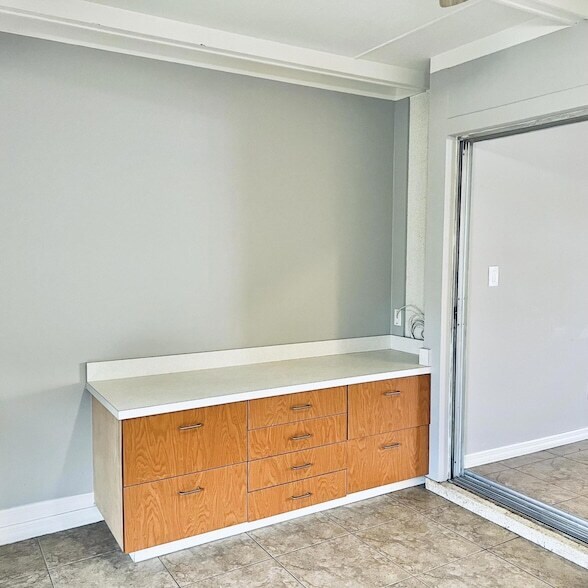 Building Photo - 530 SW Prima Vista Blvd