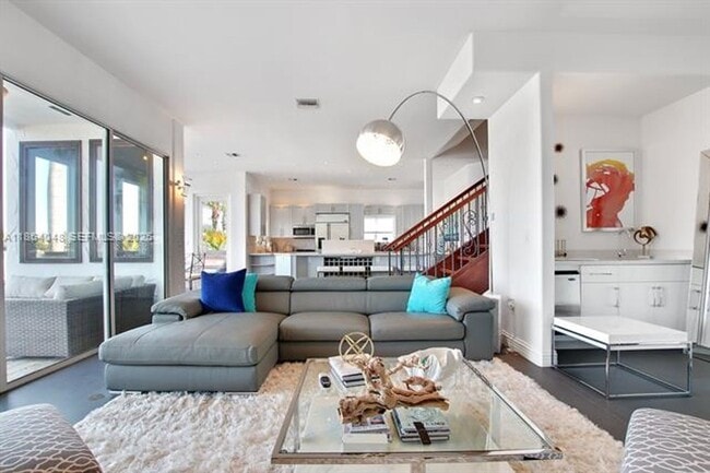 Building Photo - 257 N Coconut Ln