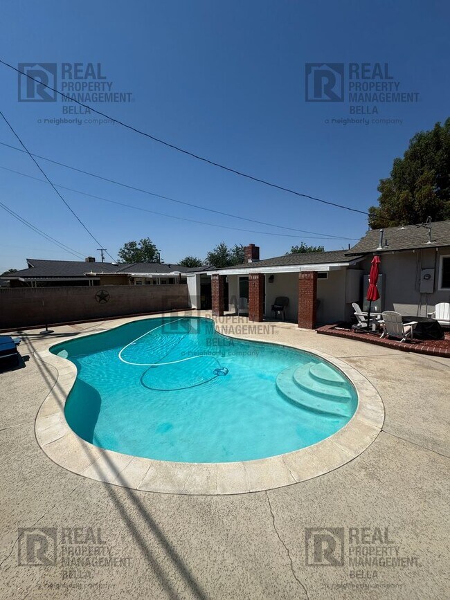 Building Photo - 3-Bed, 2-Bath Oasis in Hemet with Sparklin...