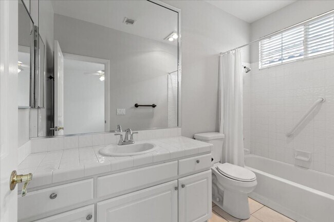 Building Photo - Expansive 4 Bedroom Home with a Pool and L...
