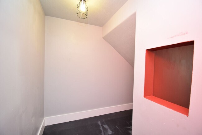 Building Photo - Spacious and Bright 5 Bed 3.5 Bath in Riverton!!