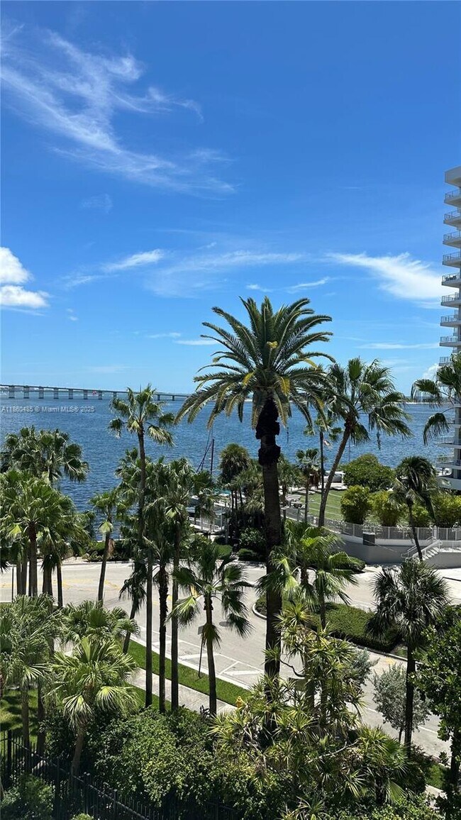 Building Photo - 1450 Brickell Bay Dr