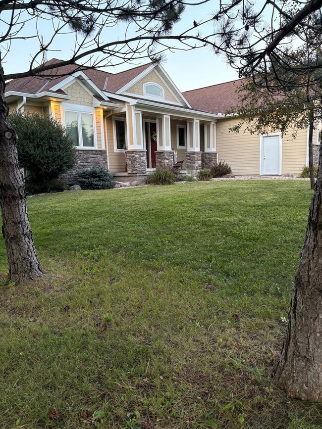 Building Photo - 220 Meadow Woods Dr