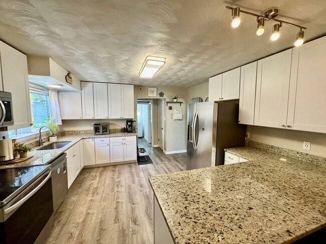 Building Photo - 4-Bedroom Home with Bonus Flex Room