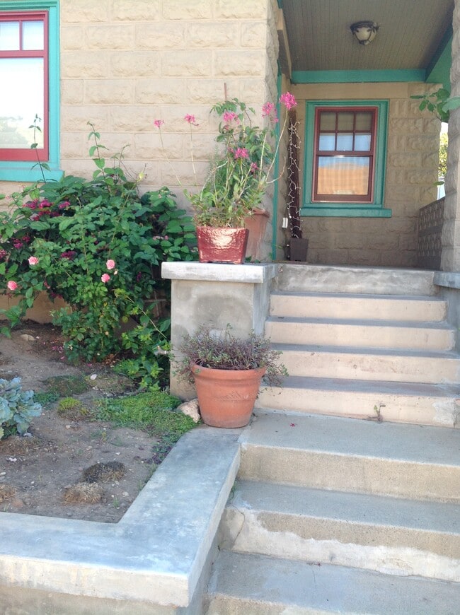 Building Photo - 307 6th Ave