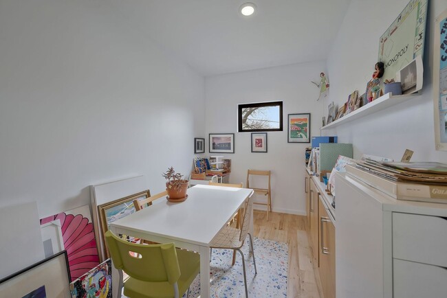 Building Photo - Custom-Built 4 Bed/ 2 Full + 2 Half Bath Modern Home at the base of Love Circle, Fully Furnished,...