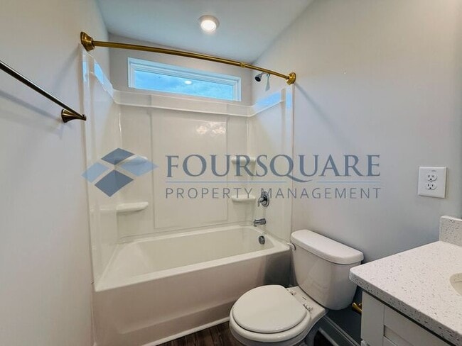 Building Photo - End-Unit Townhome with Fenced Yard, Washer/Dryer included & 2-Car Garage – Comfortable & Convenie...