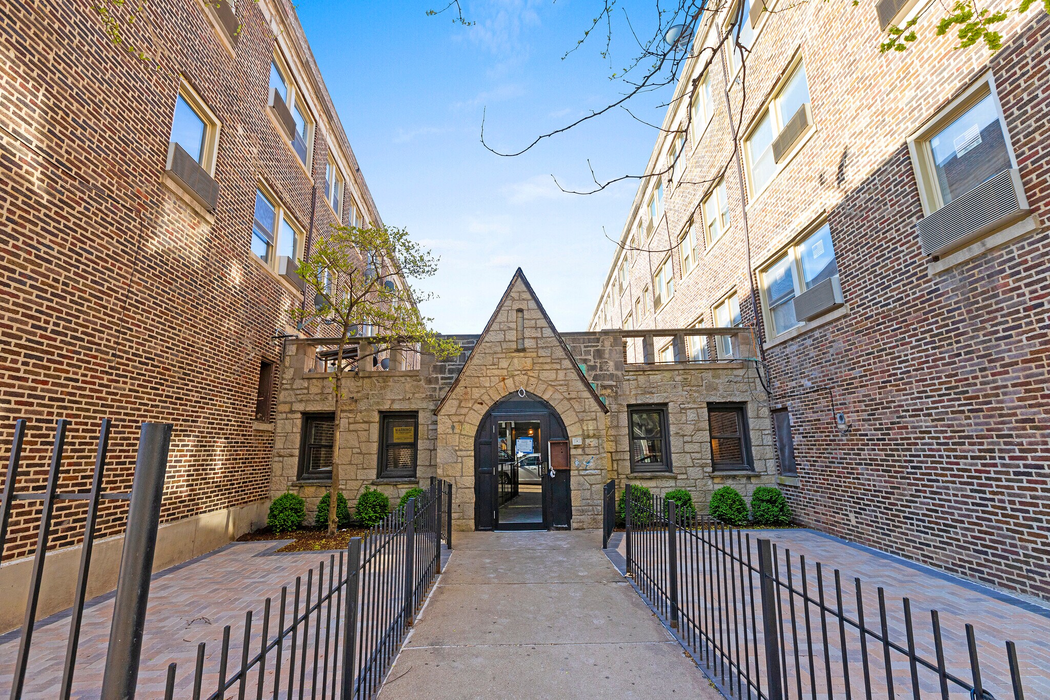 Building Photo - 1553 W Hollywood Ave