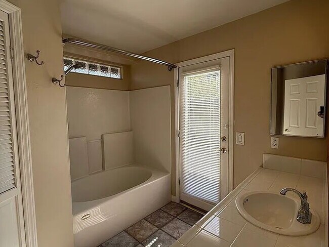 Building Photo - Beautiful 3 bedroom 2 bath home home in The Seasons!