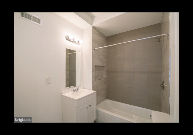 Building Photo - 1107 S 27th St