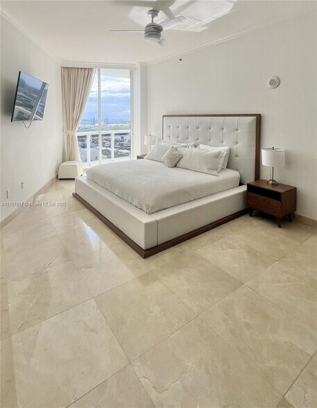 Building Photo - 15901 Collins Ave
