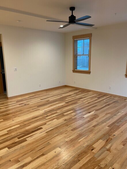 Building Photo - 533 4th Ave SW