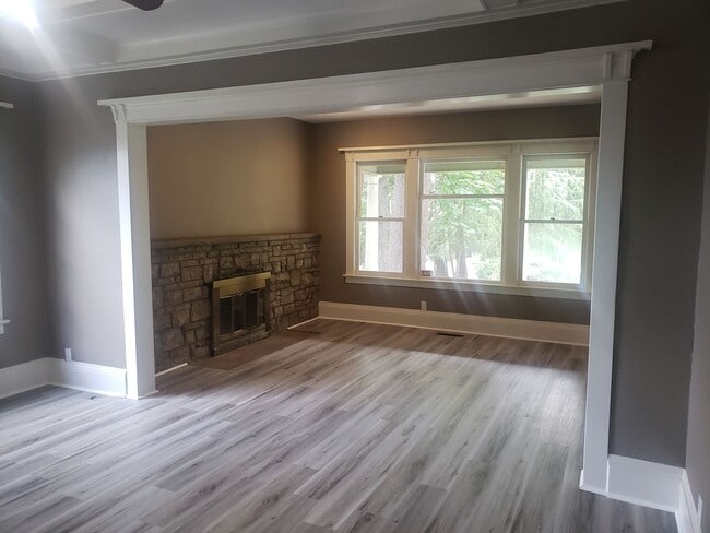 Building Photo - Large Unique House in Milwaukie with Big F...