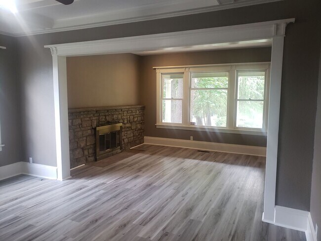 Building Photo - Large Unique House in Milwaukie with Big Fenced Yard