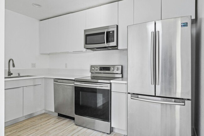 Building Photo - 850 N Van Ness Ave