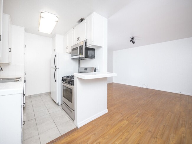 Interior Photo - 7459 Hollywood Blvd