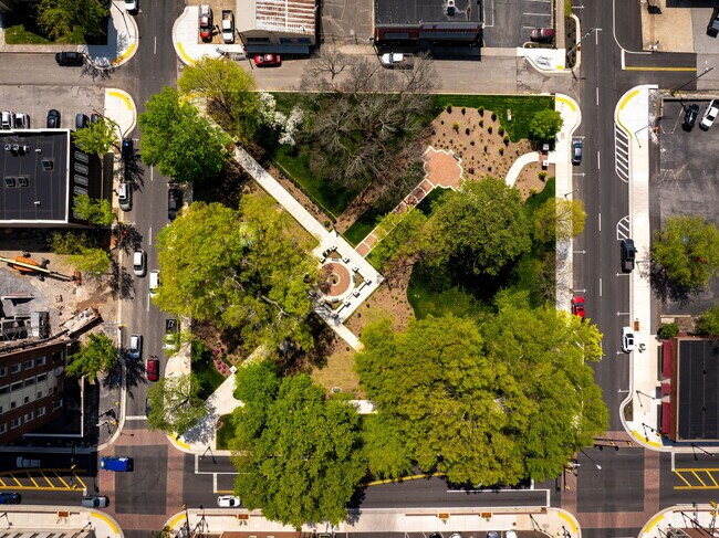 Building Photo - 631 NE Bellingham Dr