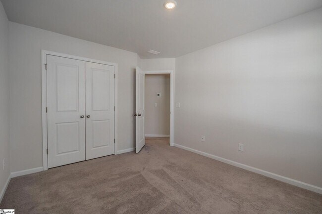Building Photo - 14 Loebner Ln
