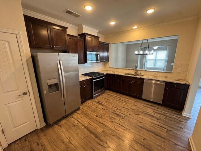 Building Photo - Like new 3 Bedroom townhouse with 2 car ga...