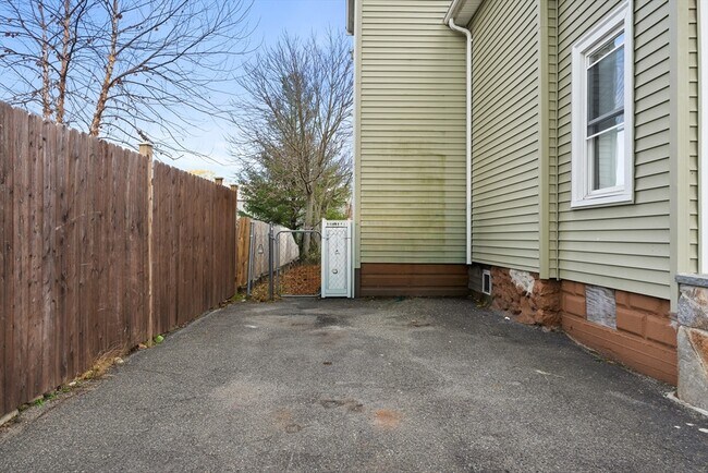 Building Photo - 7 Vining Ct