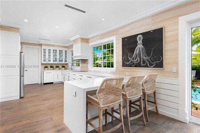 Building Photo - 2575 Pine Tree Dr