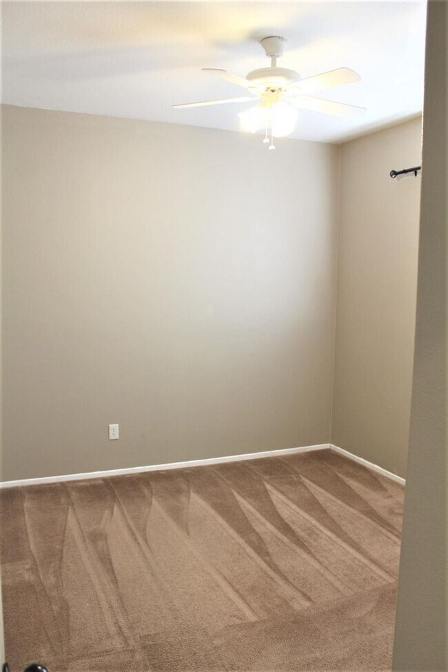 Building Photo - 4 Bedroom 2 Bath Home