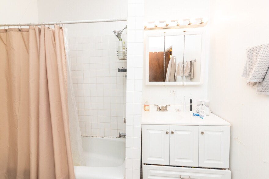 Building Photo - 1722 N Mohawk St