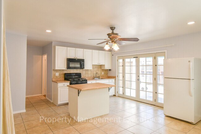 Building Photo - Nice Studio Blocks to Beach