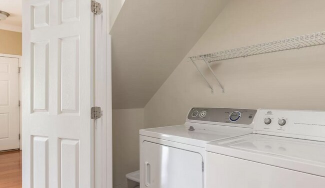 Building Photo - Gorgeous Townhome in Western Henrico!