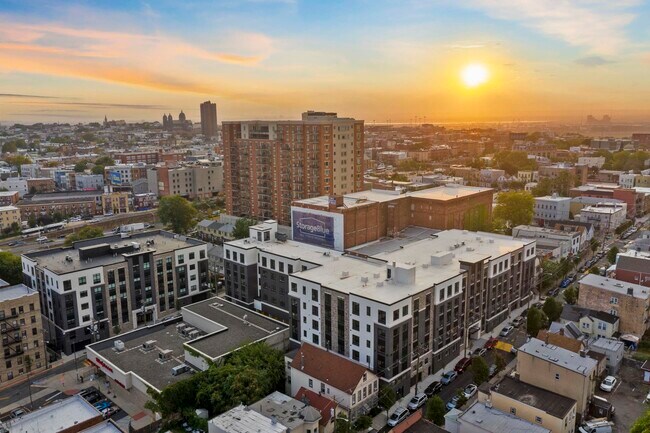 Building Photo - 660 Grand St