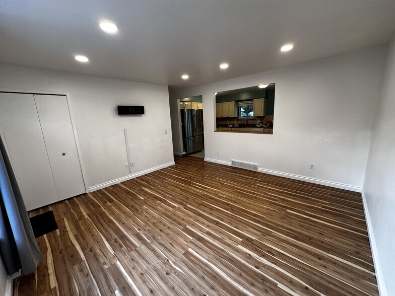 Building Photo - 3589 Knollview Ave