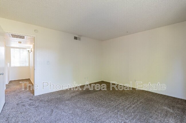 Building Photo - 2232 W Lindner Ave