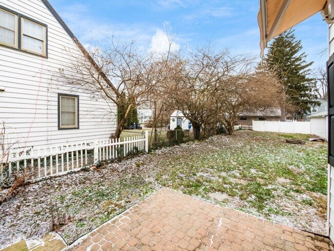 Building Photo - 495 Northview Dr