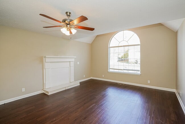 Building Photo - 642 Knollwood Dr